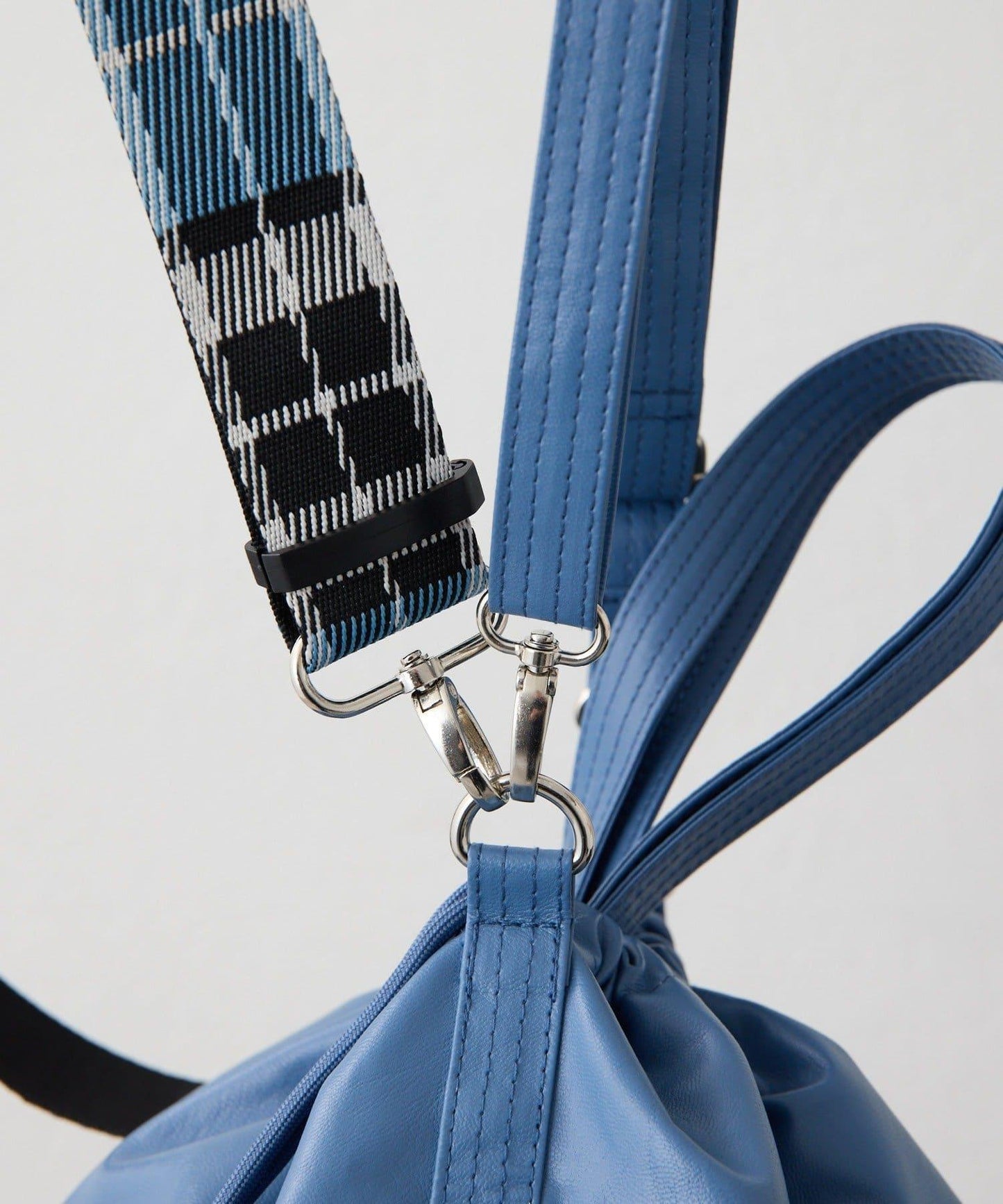 外口袋束口斜挎包