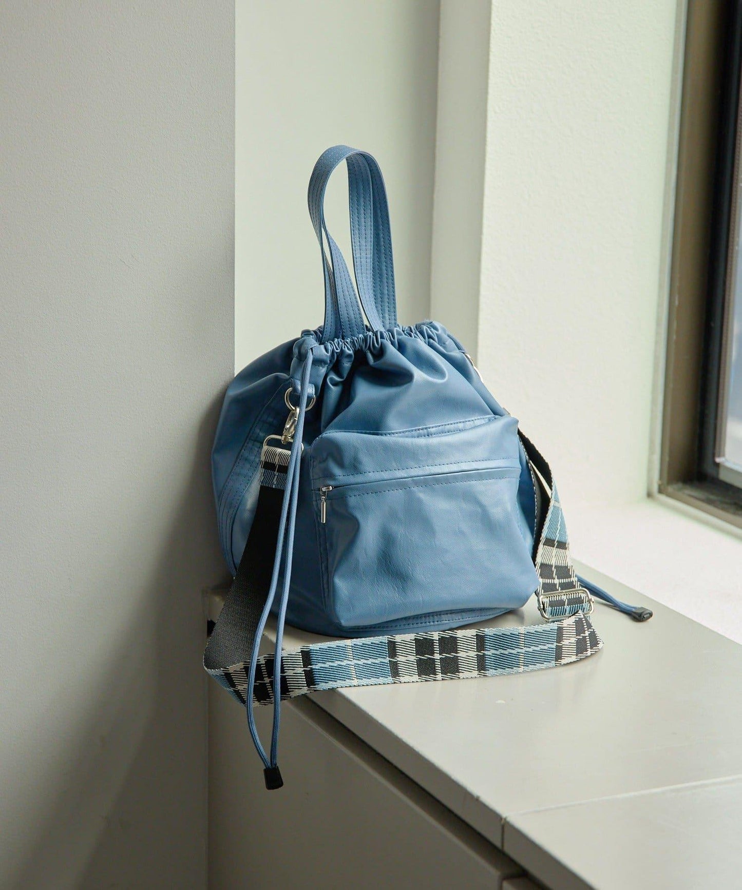 外口袋束口斜挎包