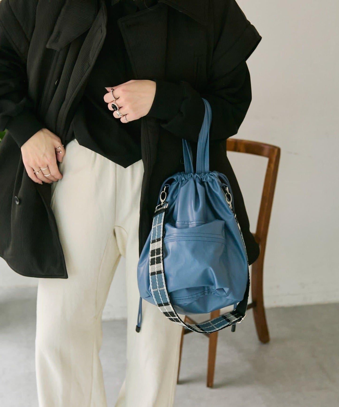 外口袋束口斜挎包