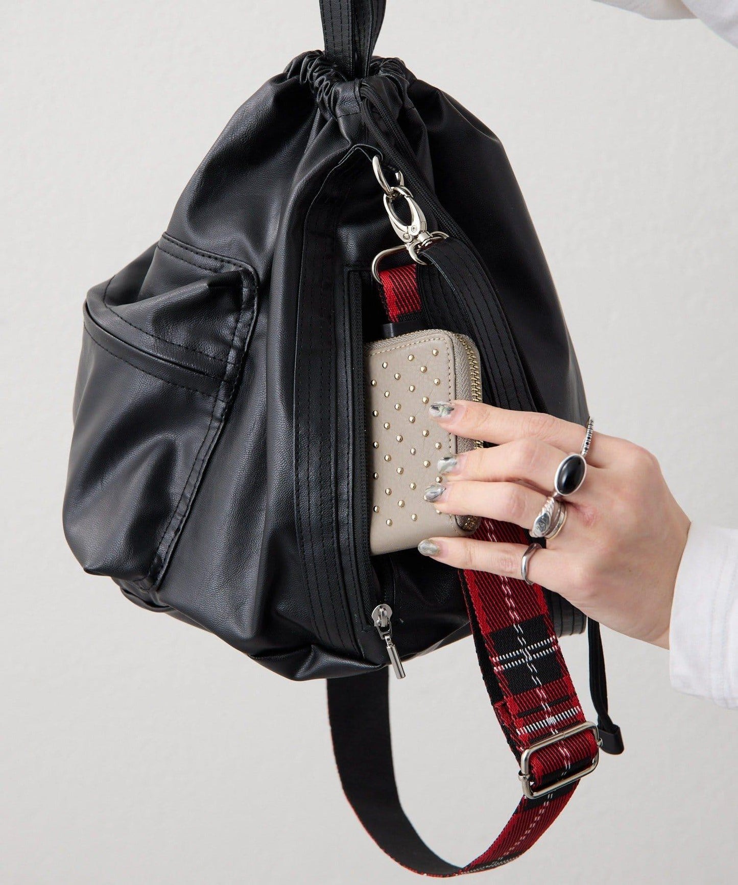 外口袋束口斜挎包