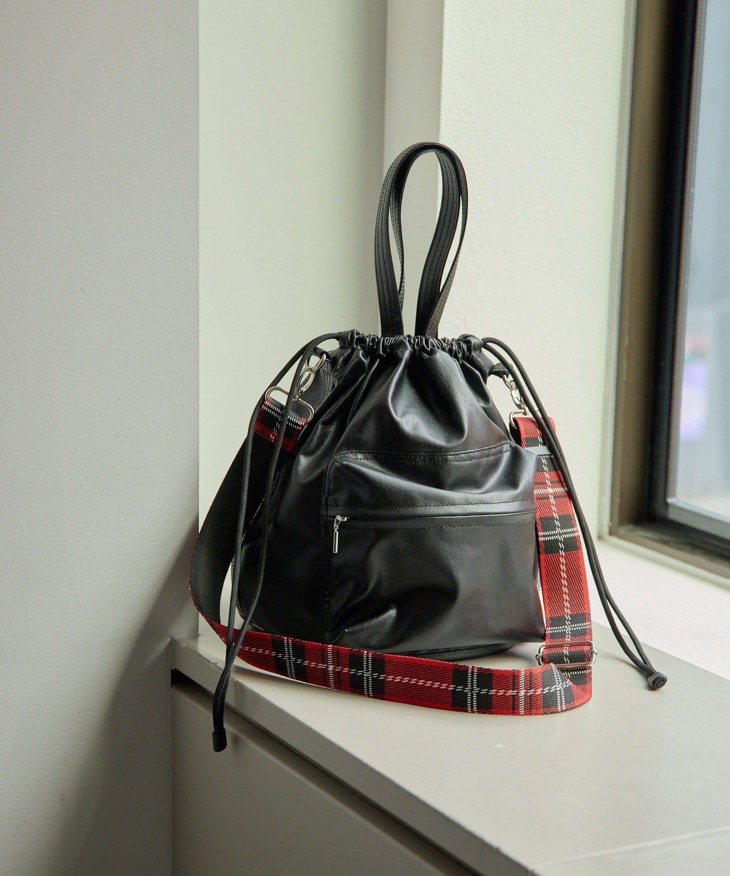 外口袋束口斜挎包