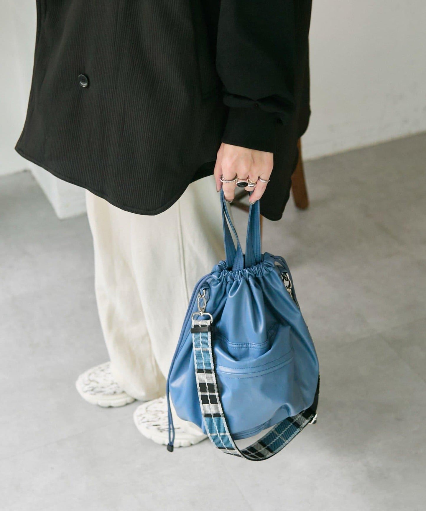 外口袋束口斜挎包