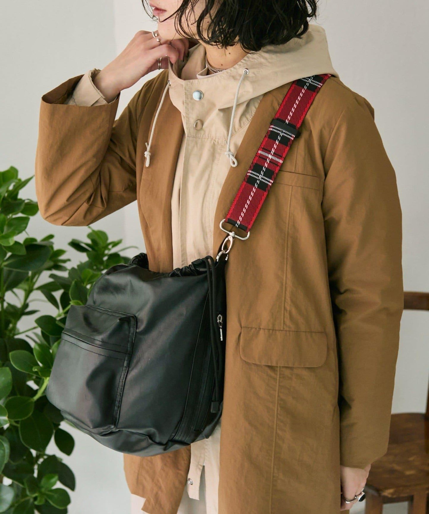 外口袋束口斜挎包