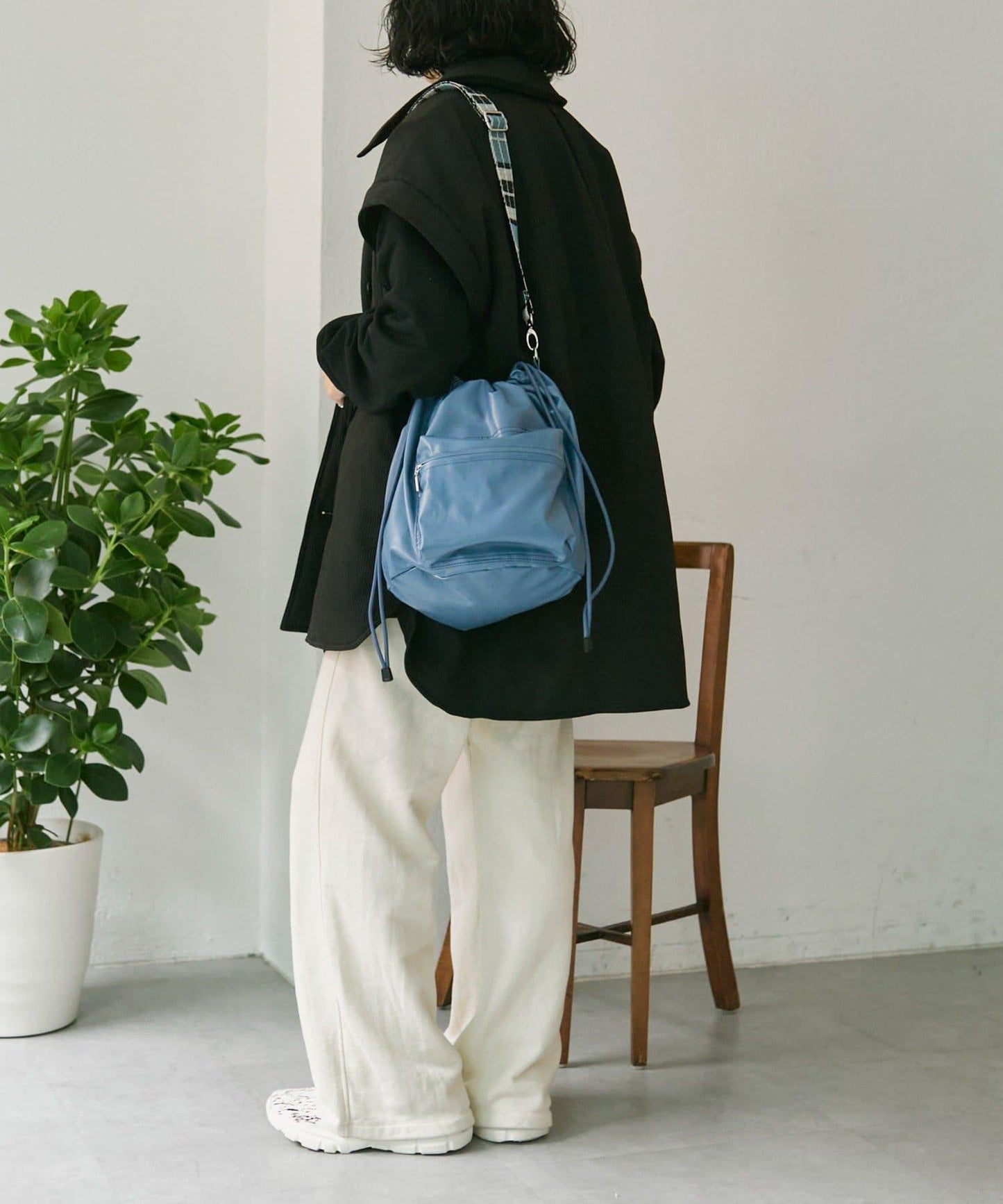 外口袋束口斜挎包