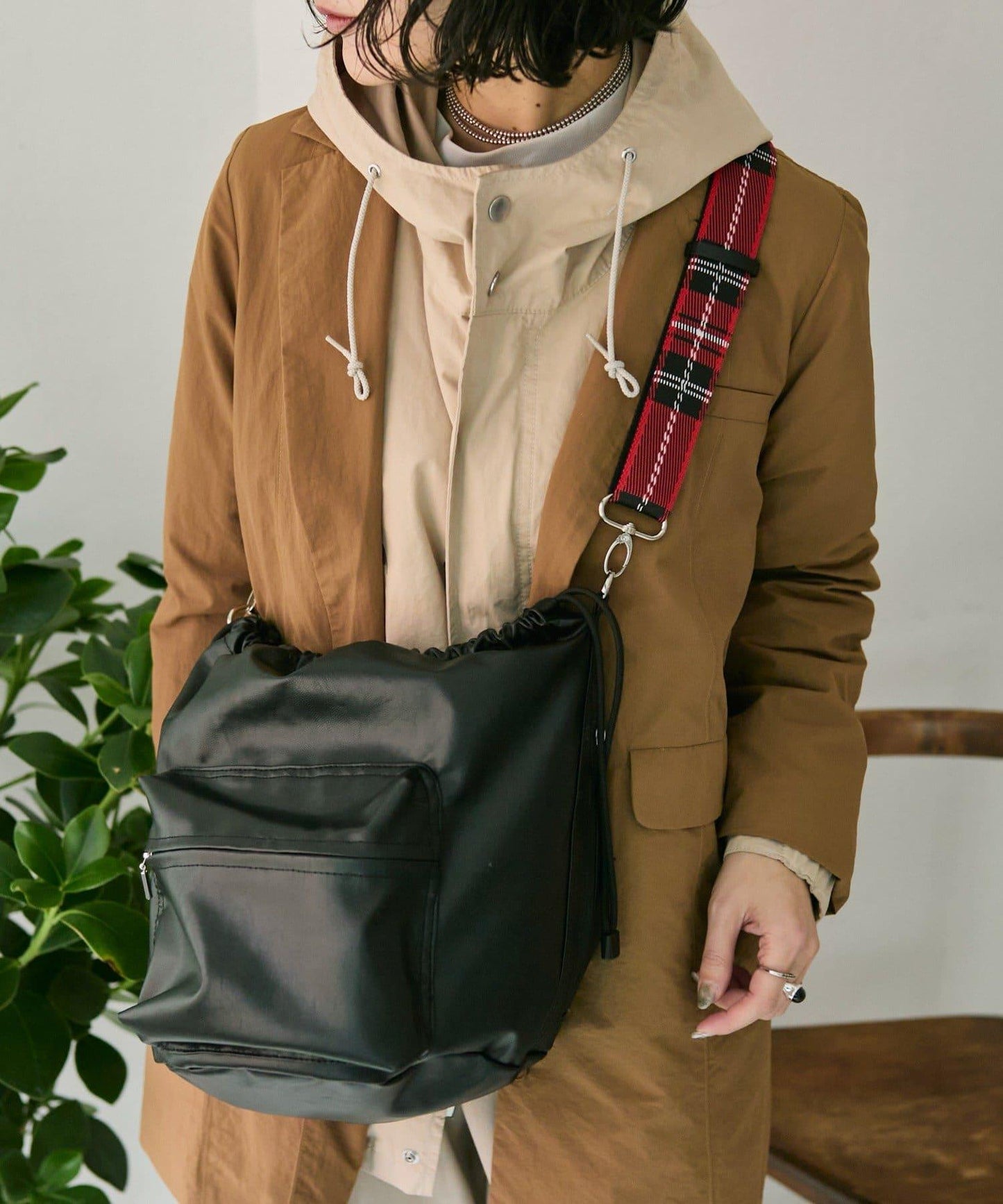 外口袋束口斜挎包