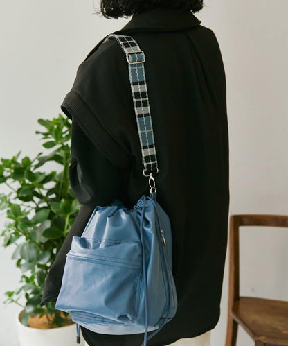 外口袋束口斜挎包