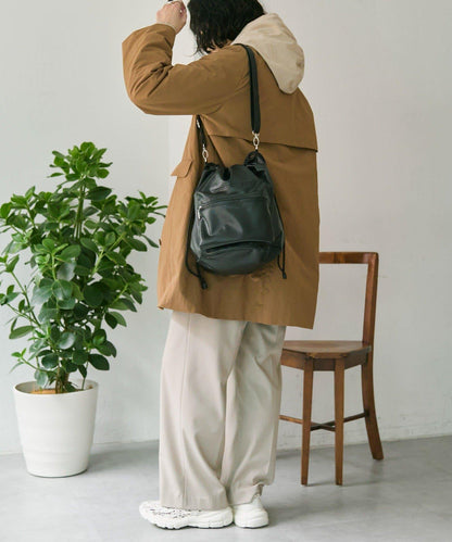 外口袋束口斜挎包