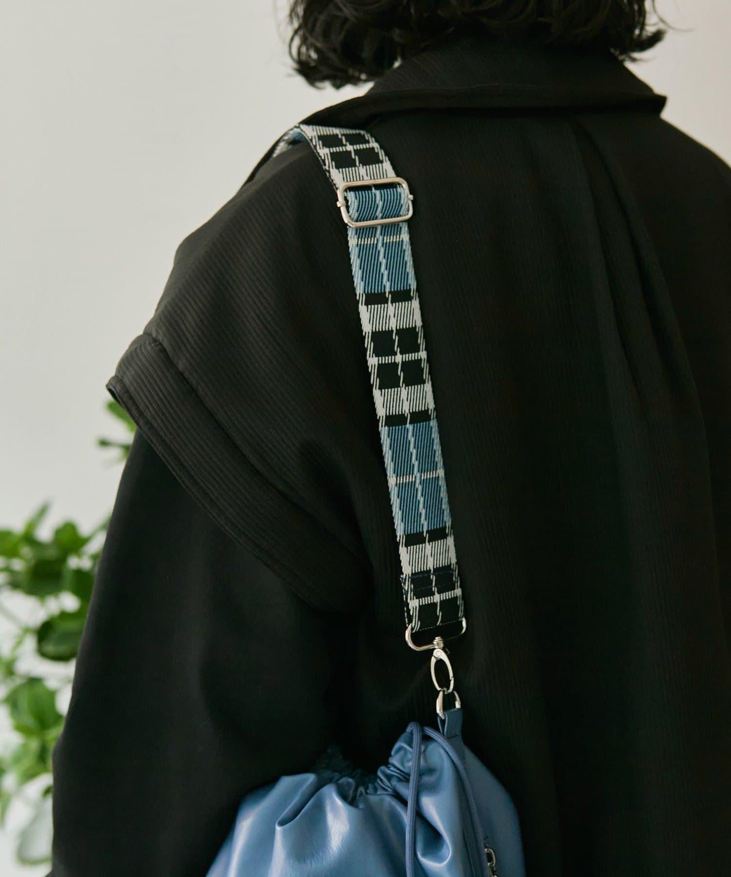 外口袋束口斜挎包