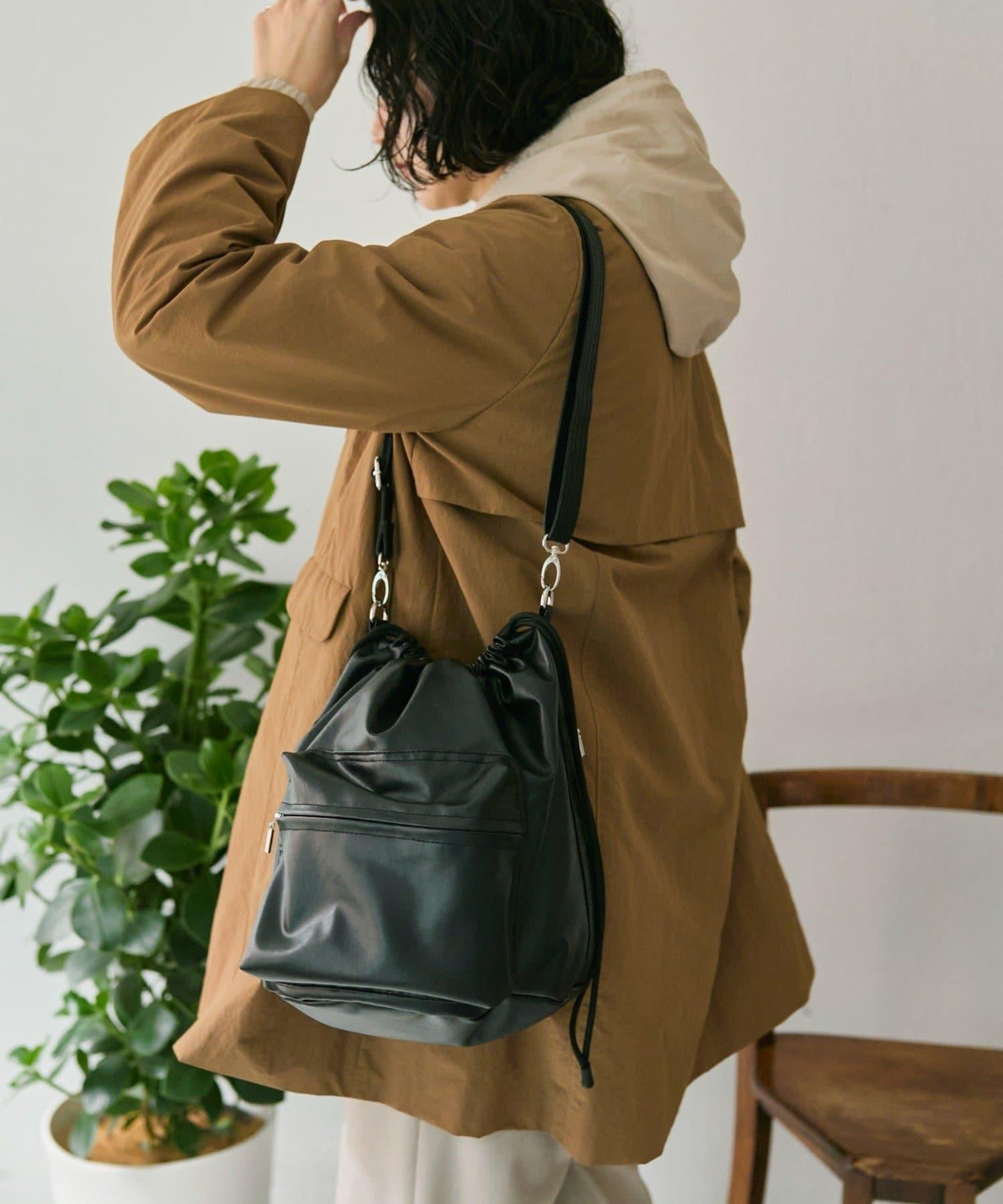 外口袋束口斜挎包