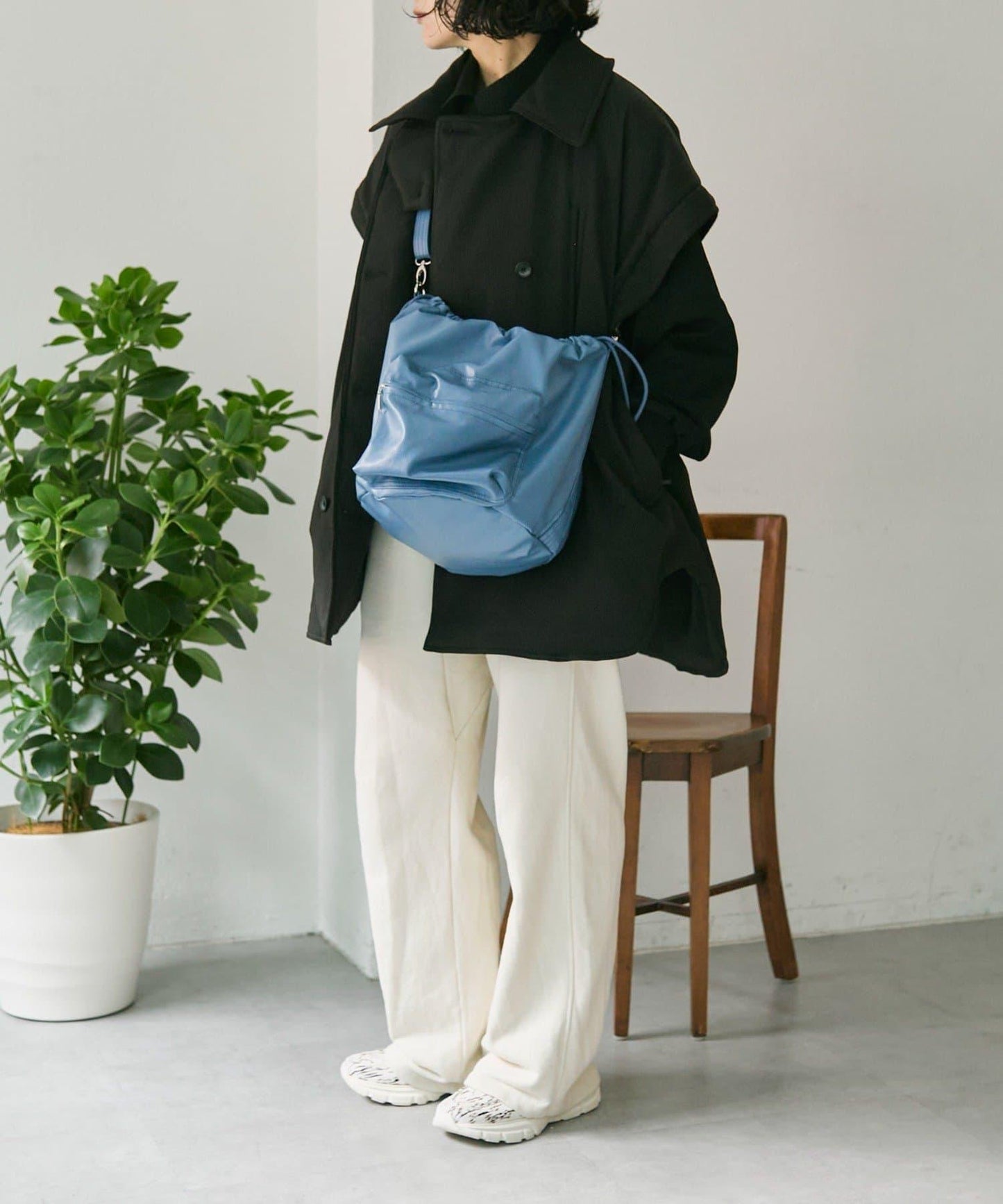 外口袋束口斜挎包