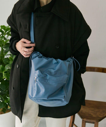 外口袋束口斜挎包