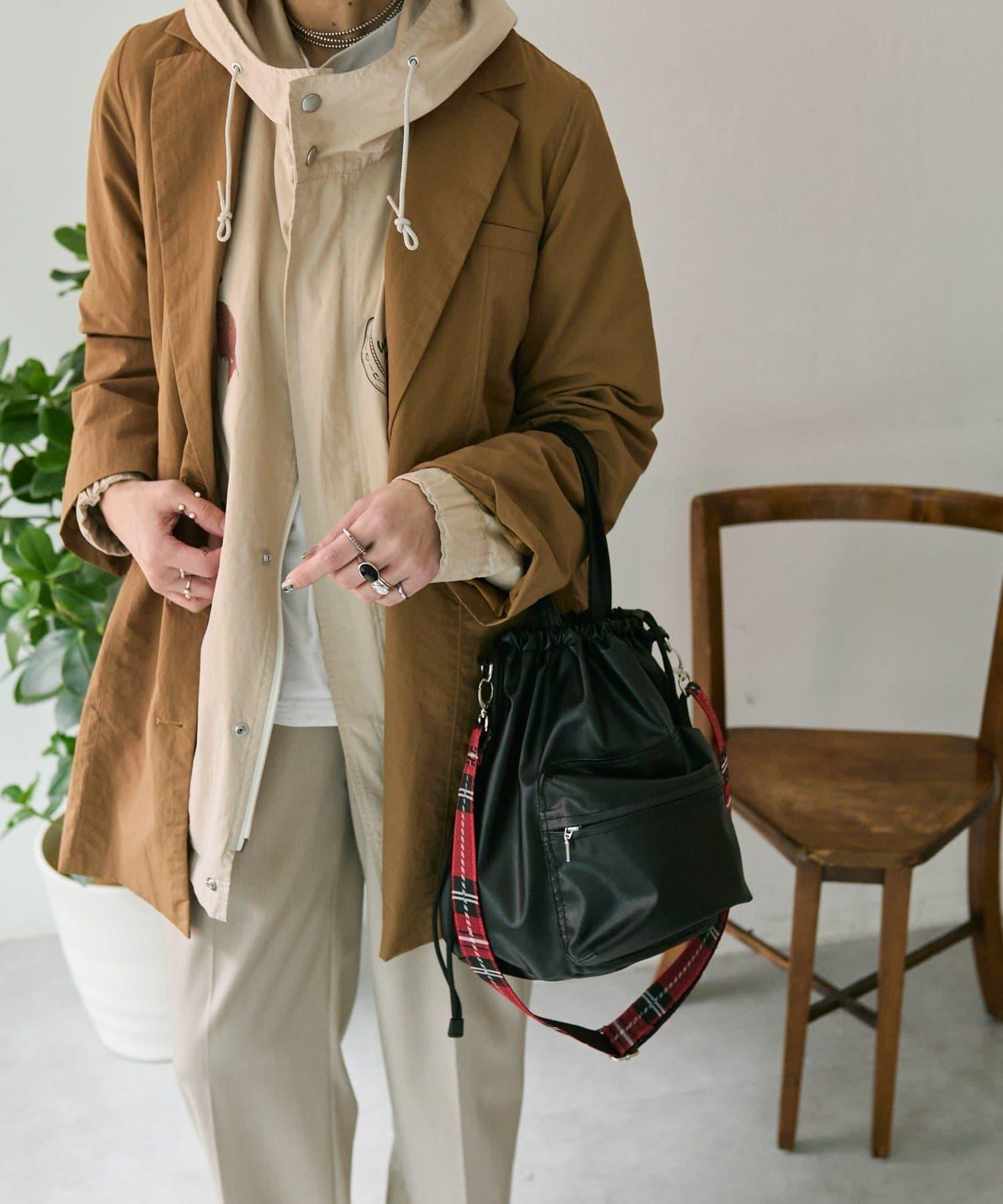 外口袋束口斜挎包