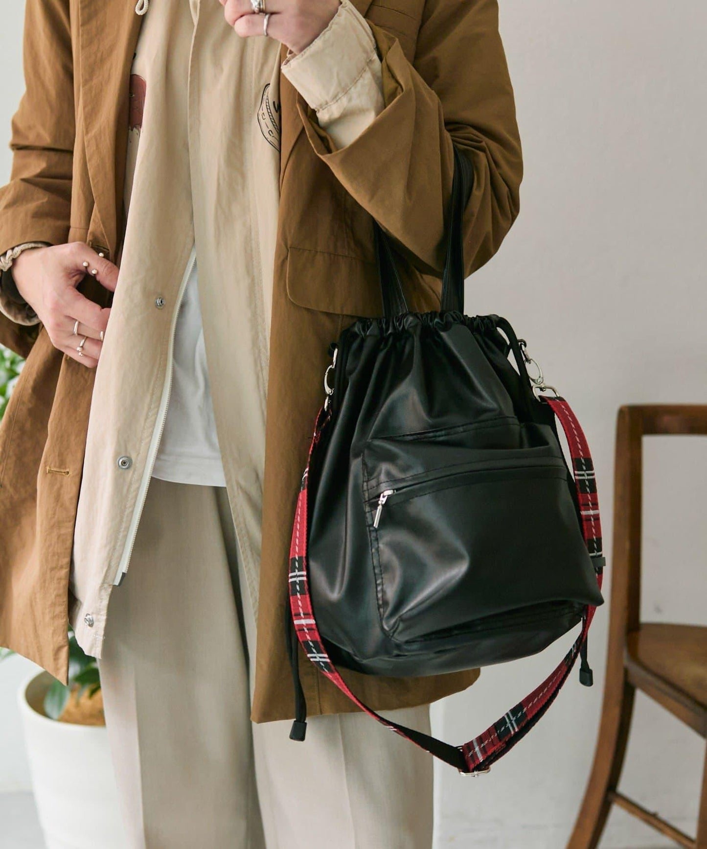 外口袋束口斜挎包