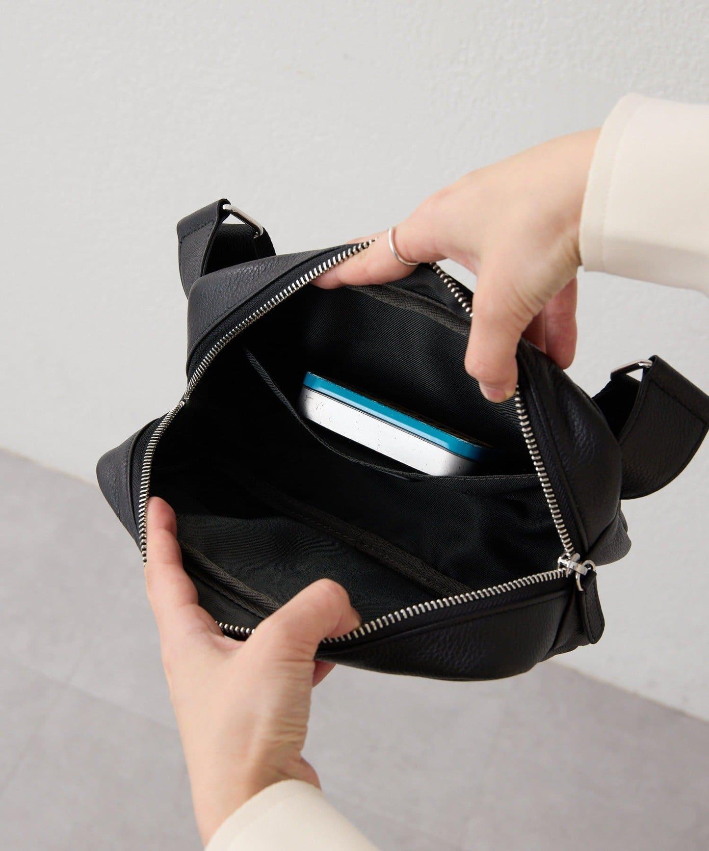 壓紋真皮 超輕290g 胸包/單肩包