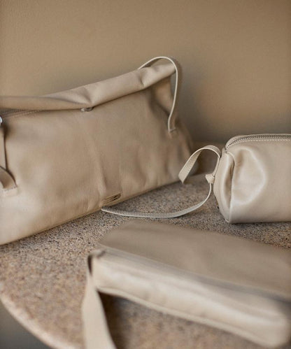 牛革防潑水翻蓋設計單肩包