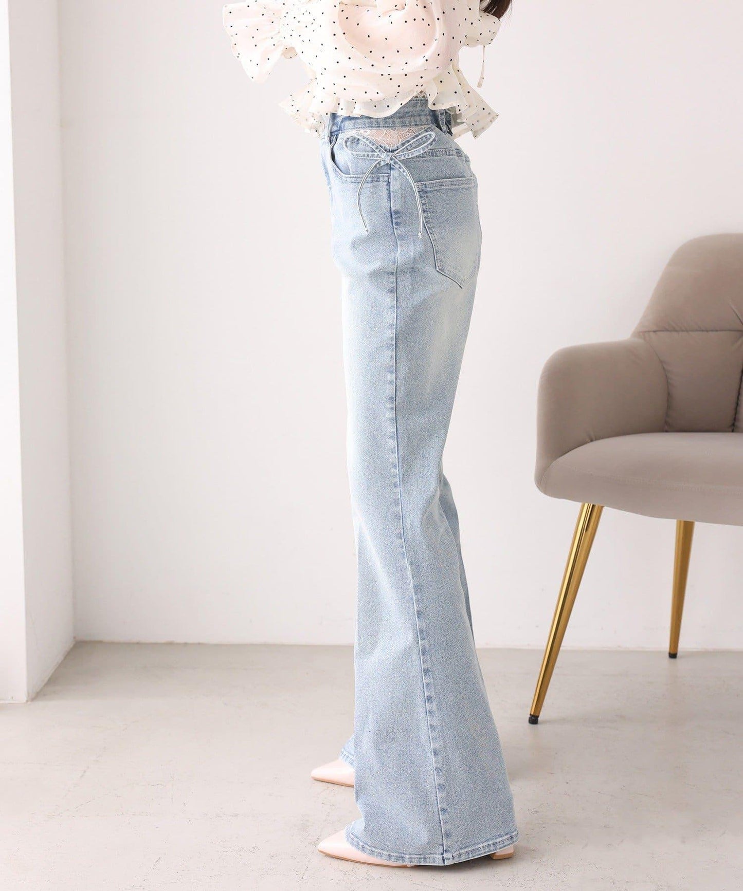 側邊鏤空蕾絲 喇叭版型 牛仔褲