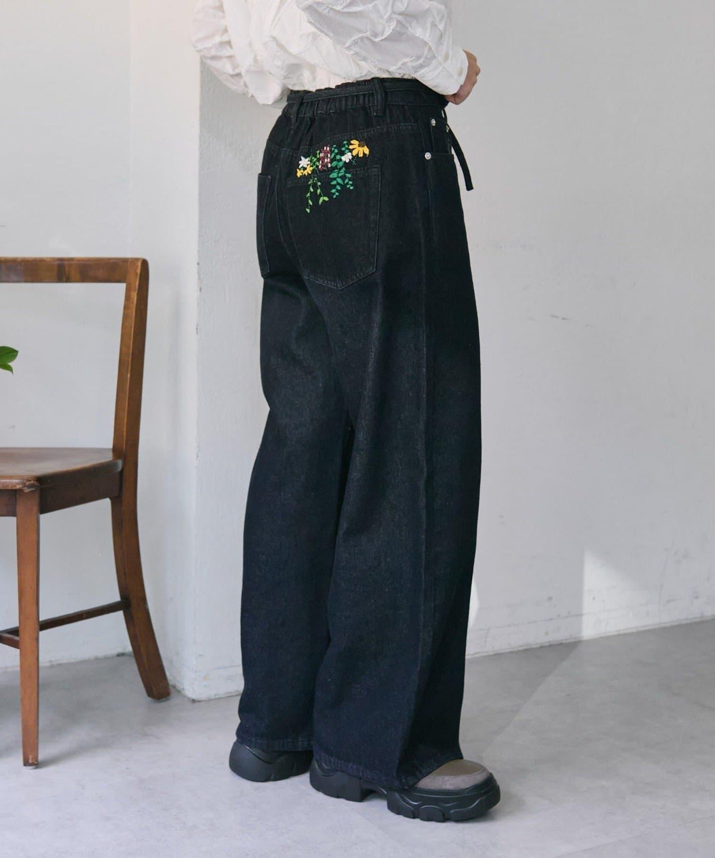 《バックウエストゴム/切替入り》口袋花刺繡 デニム 牛仔褲【SUM1 STYLE(スミスタイル)】