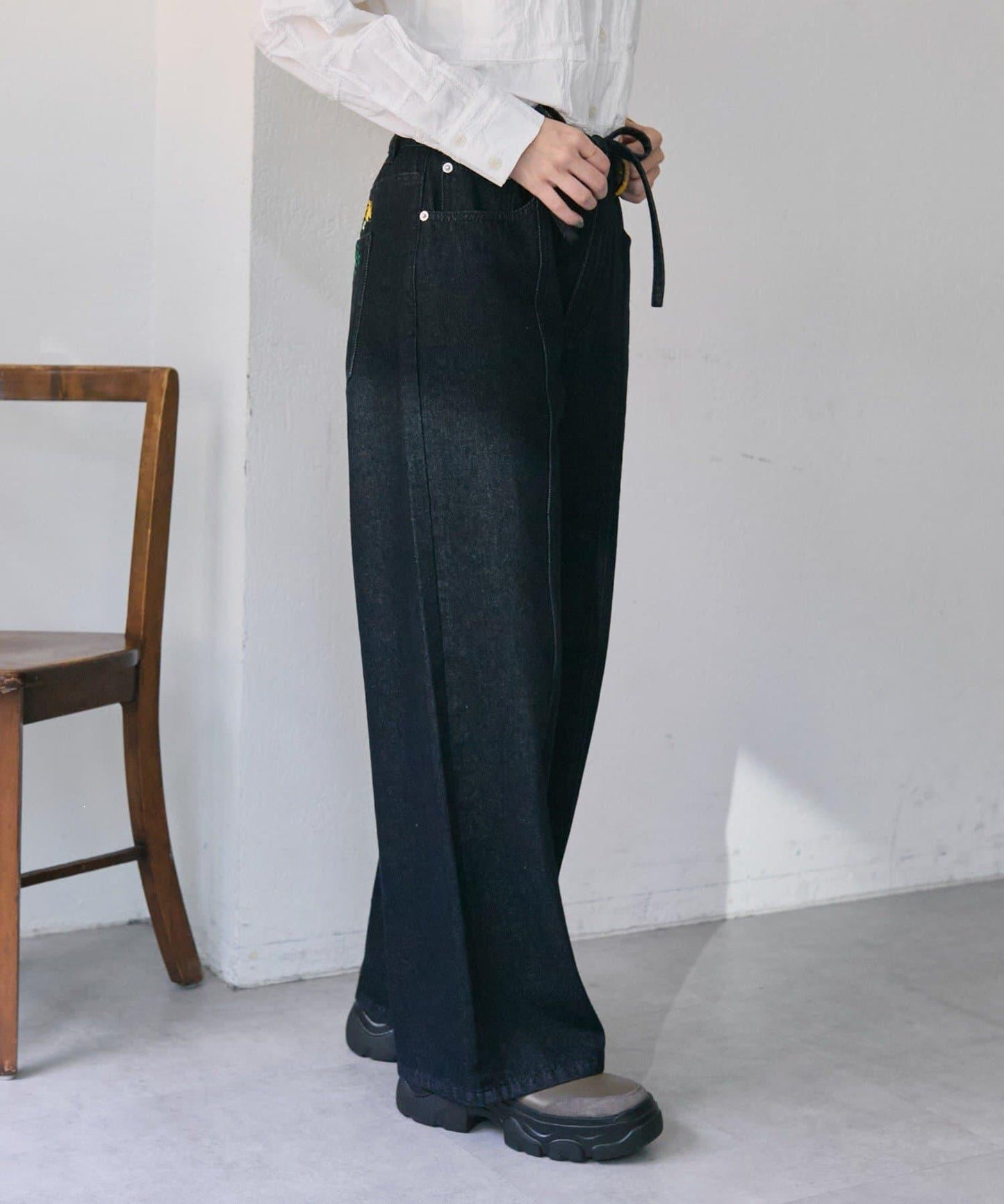 《バックウエストゴム/切替入り》口袋花刺繡 デニム 牛仔褲【SUM1 STYLE(スミスタイル)】