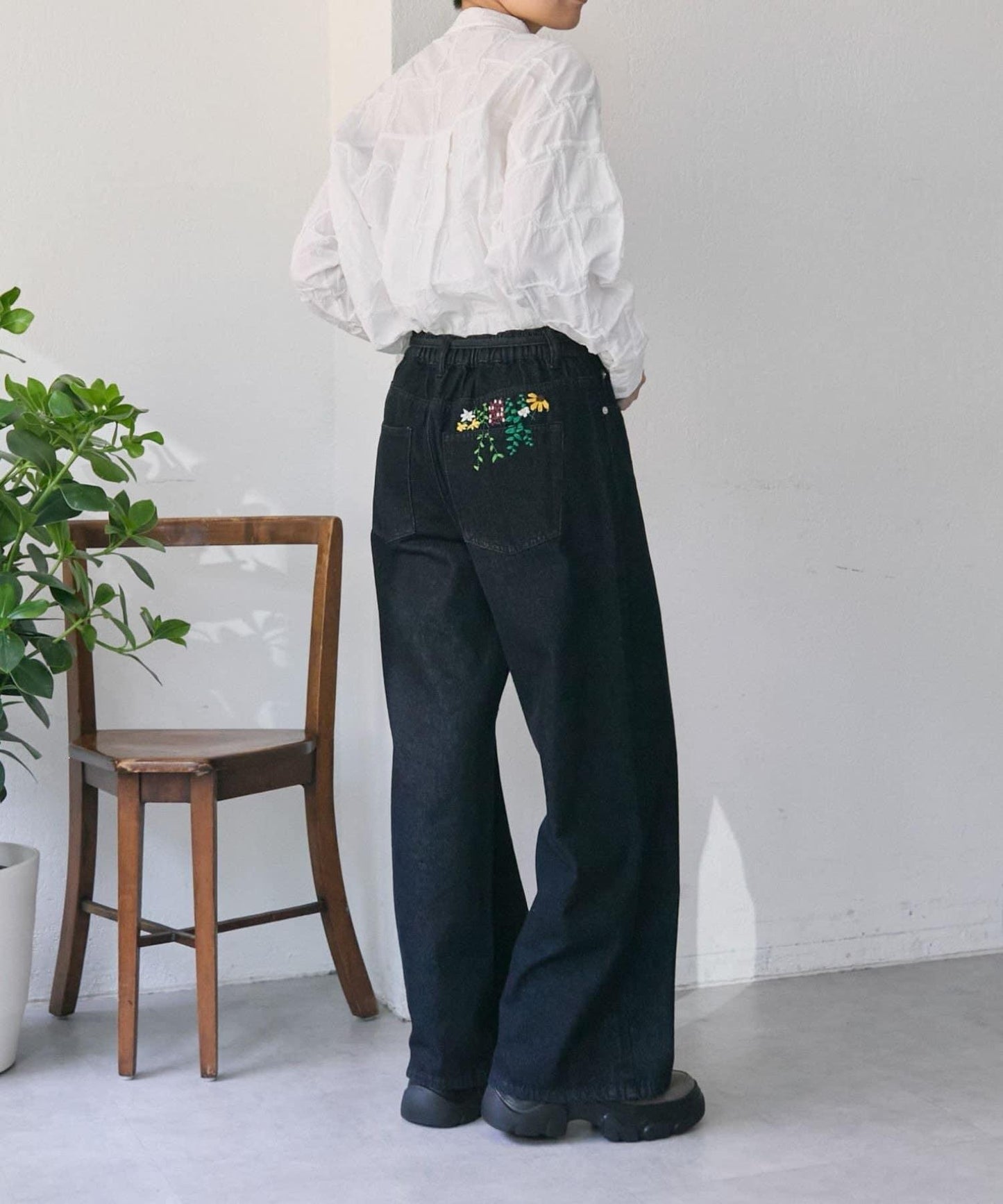 《バックウエストゴム/切替入り》口袋花刺繡 デニム 牛仔褲【SUM1 STYLE(スミスタイル)】