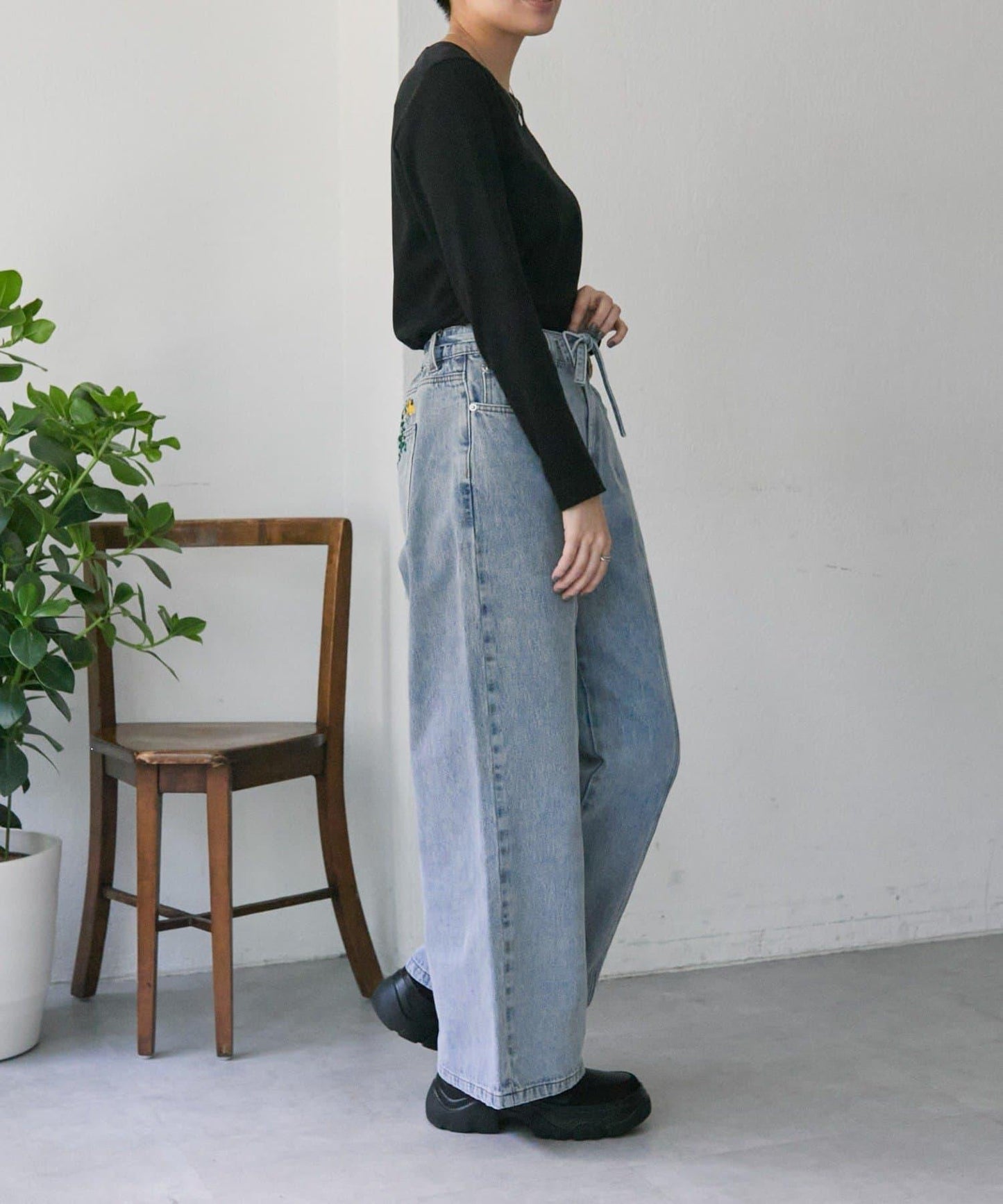 《バックウエストゴム/切替入り》口袋花刺繡 デニム 牛仔褲【SUM1 STYLE(スミスタイル)】