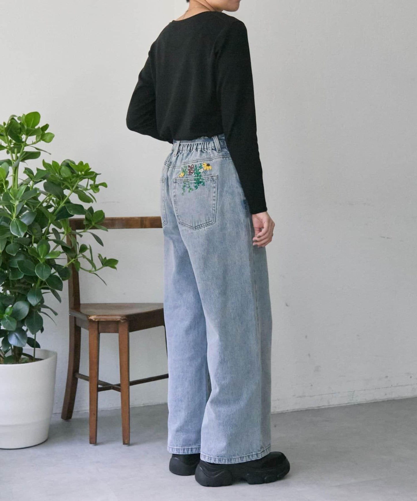 《バックウエストゴム/切替入り》口袋花刺繡 デニム 牛仔褲【SUM1 STYLE(スミスタイル)】
