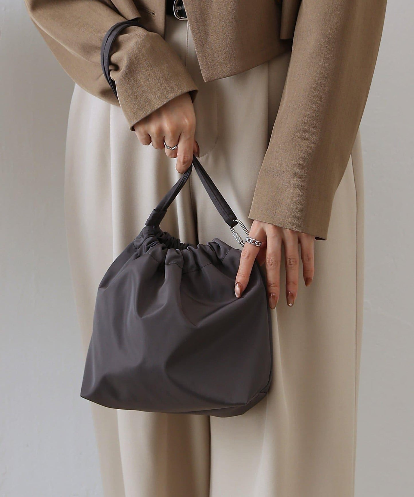 防潑水三用設計＋可調節肩帶＋輕量材質＋多功能肩帶包