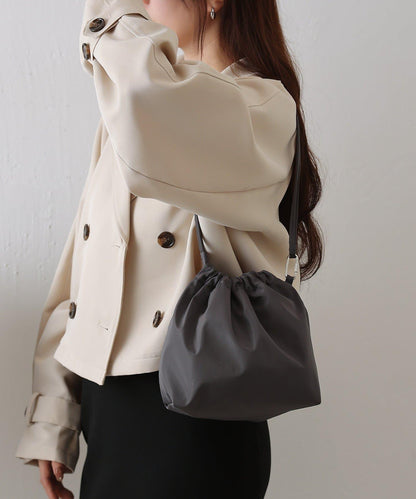 防潑水三用設計＋可調節肩帶＋輕量材質＋多功能肩帶包