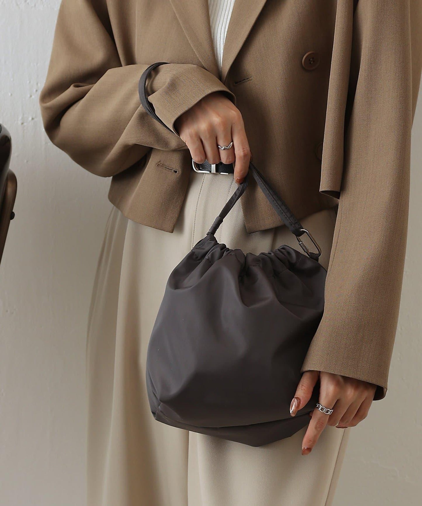 防潑水三用設計＋可調節肩帶＋輕量材質＋多功能肩帶包