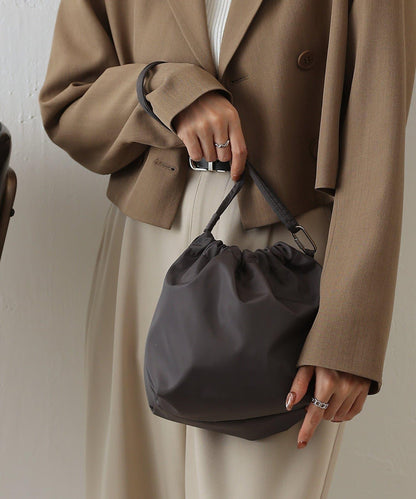 防潑水三用設計＋可調節肩帶＋輕量材質＋多功能肩帶包