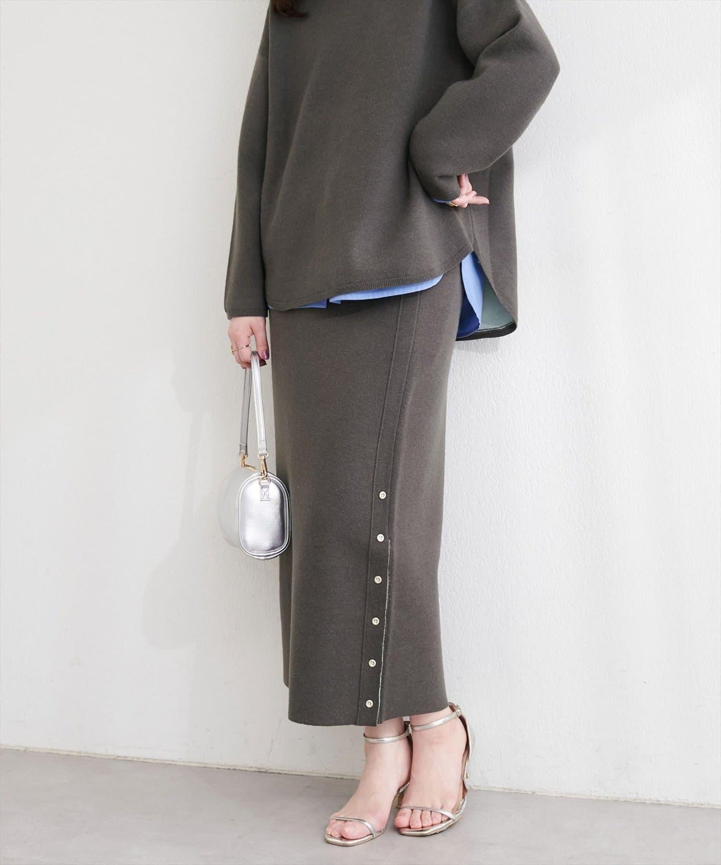 サイド釦スリットタイトニットスカート