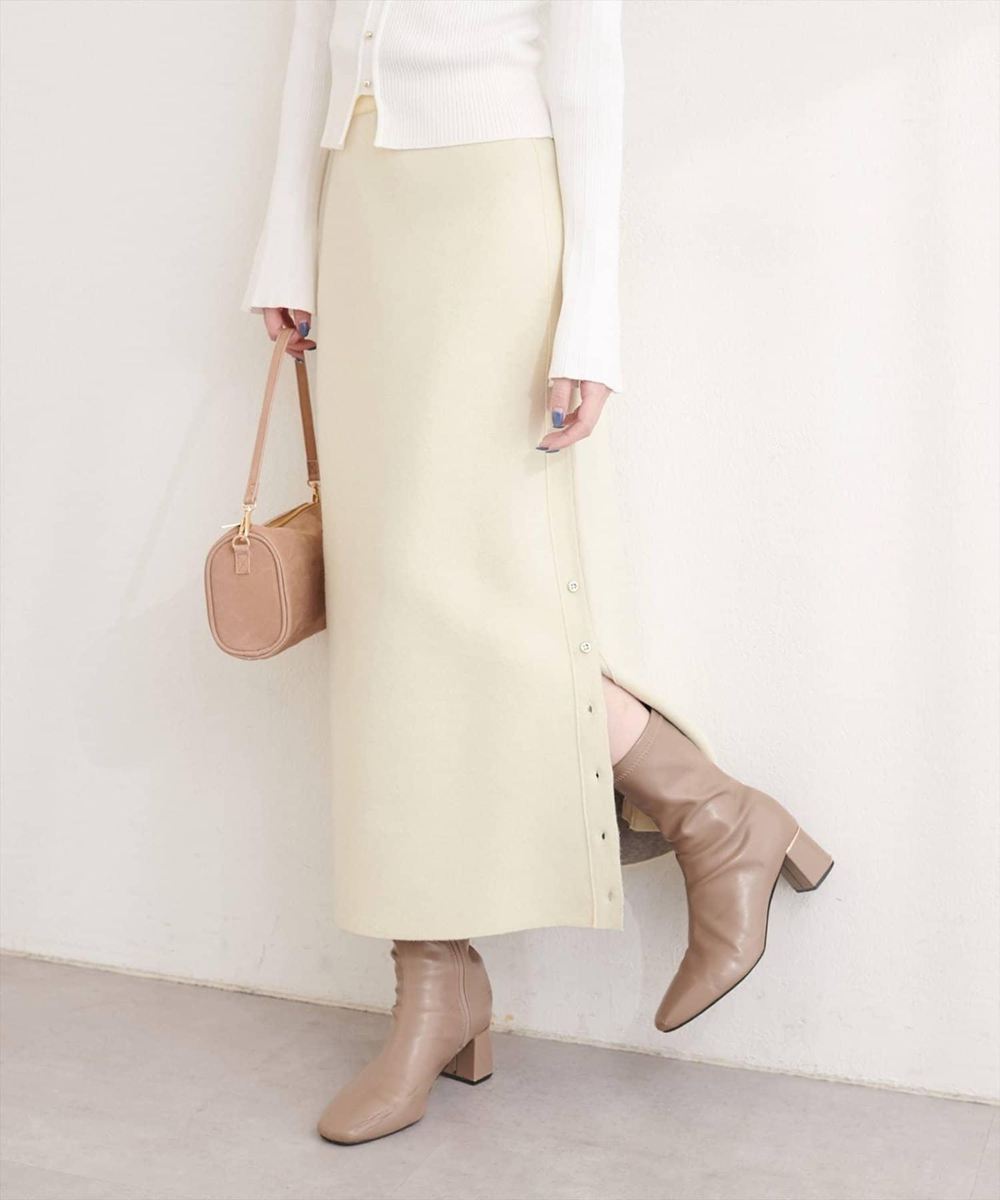 サイド釦スリットタイトニットスカート