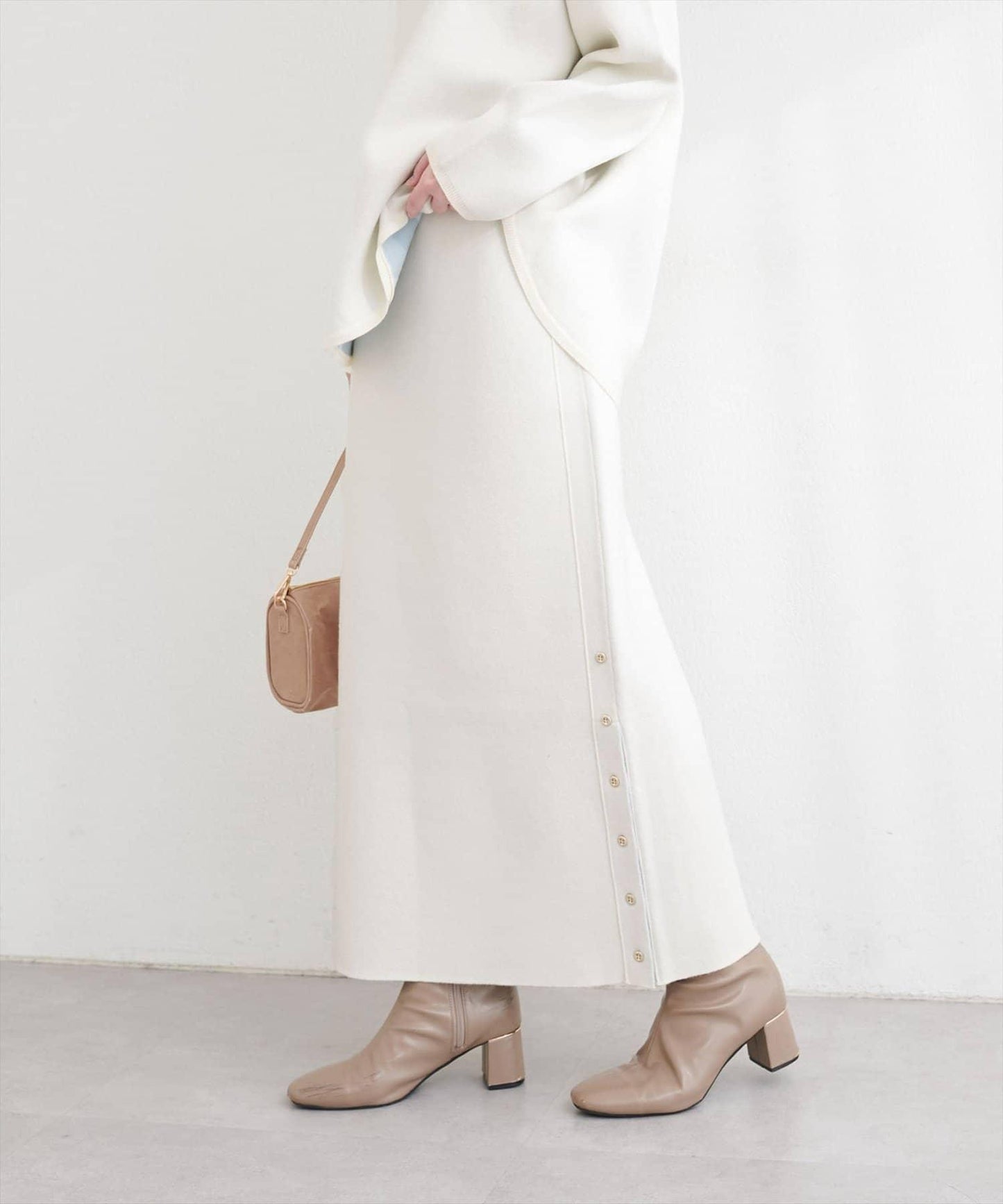 サイド釦スリットタイトニットスカート