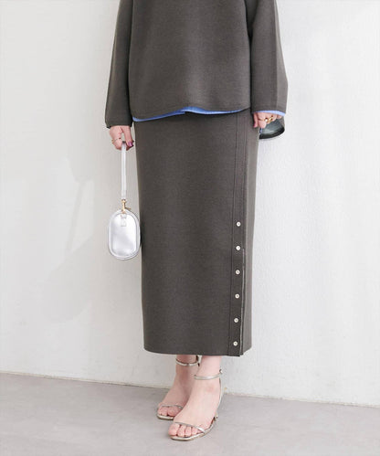 サイド釦スリットタイトニットスカート