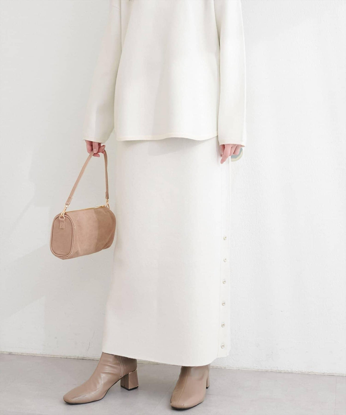 サイド釦スリットタイトニットスカート