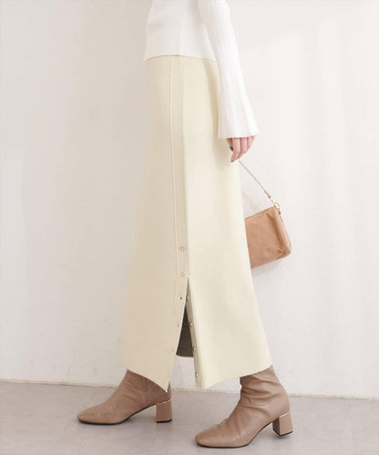 サイド釦スリットタイトニットスカート