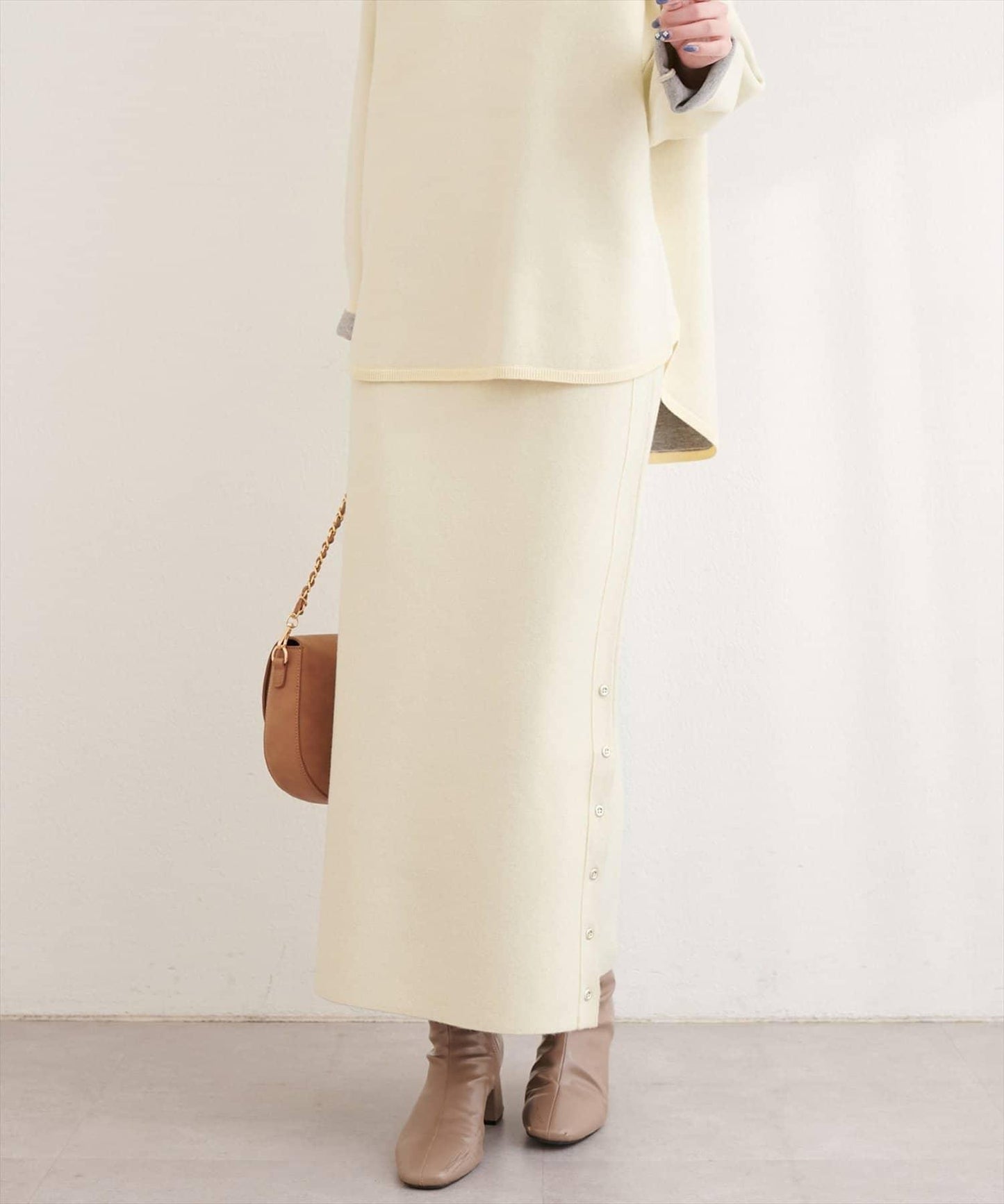 サイド釦スリットタイトニットスカート