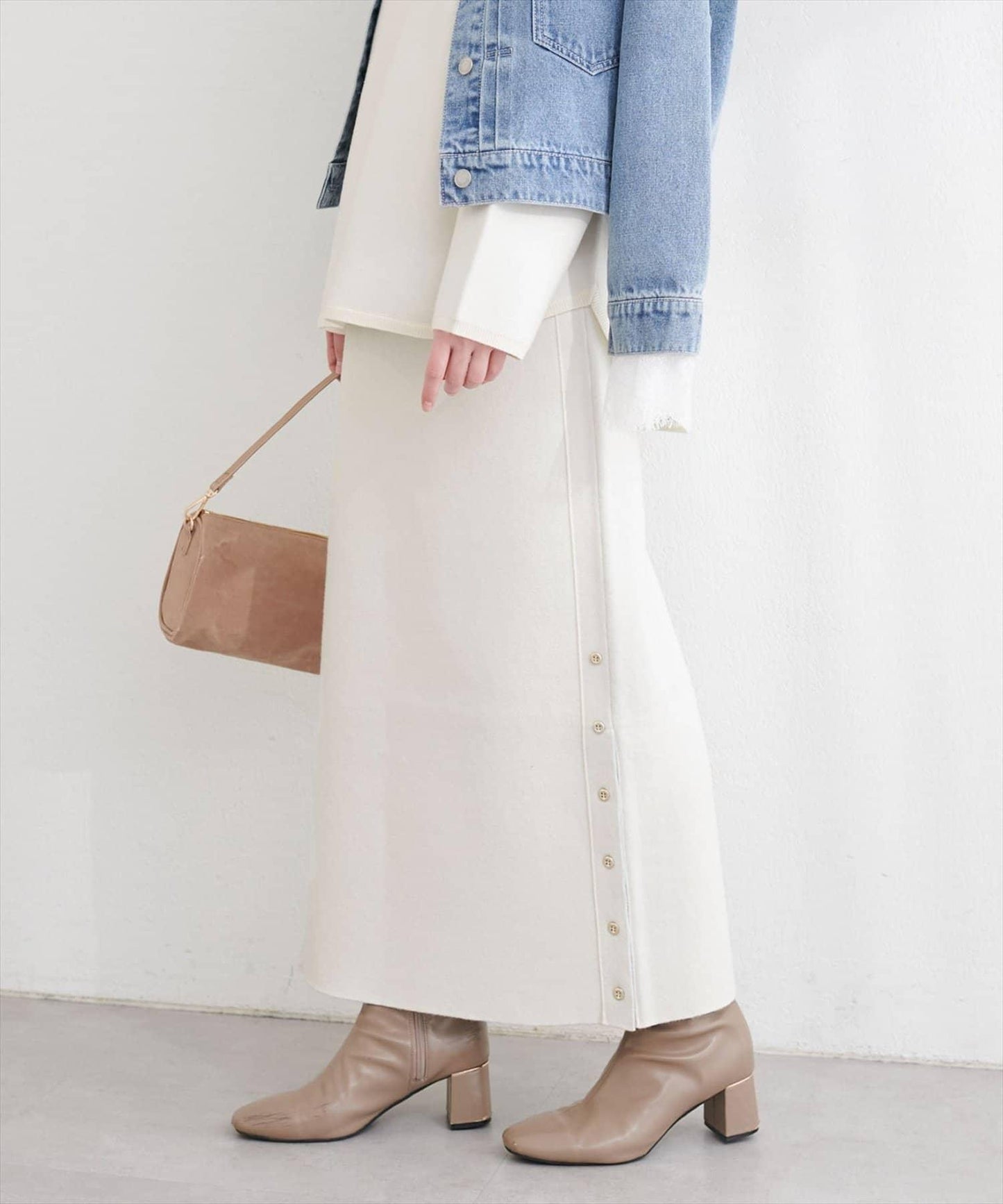 サイド釦スリットタイトニットスカート