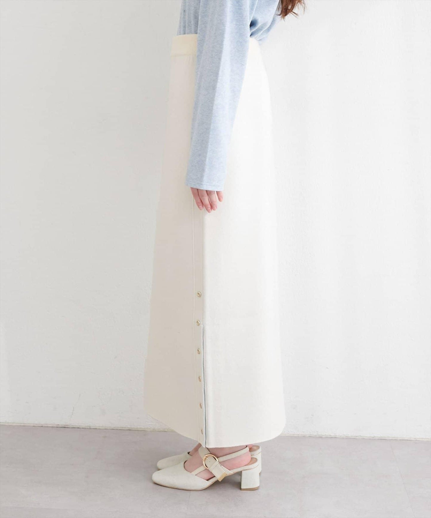 サイド釦スリットタイトニットスカート