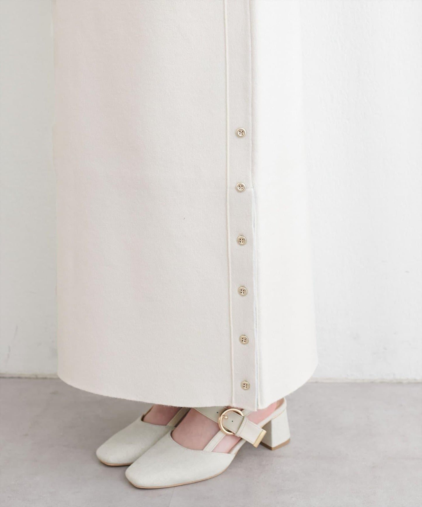 サイド釦スリットタイトニットスカート