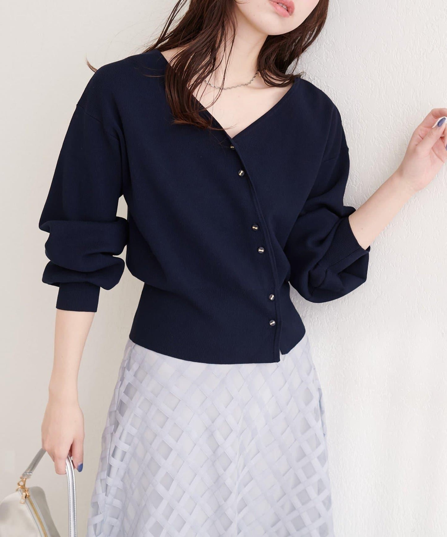 アシメデザイン釦カーデ