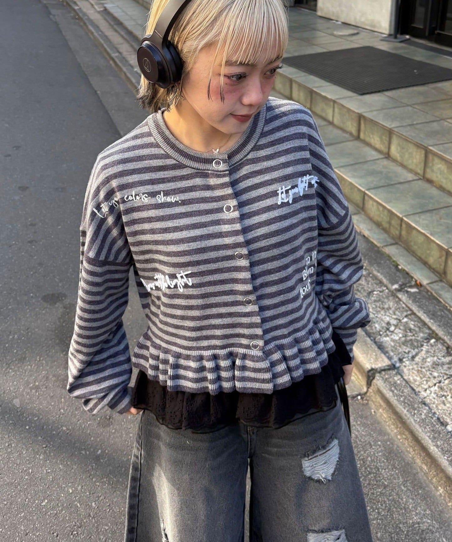 メッセージ刺繡ロゴフリルニットカーディガン