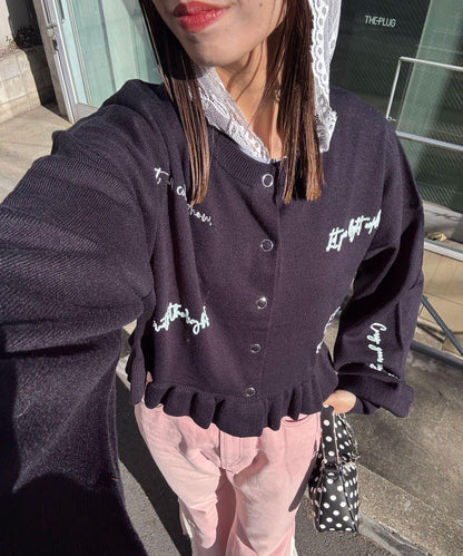 メッセージ刺繡ロゴフリルニットカーディガン