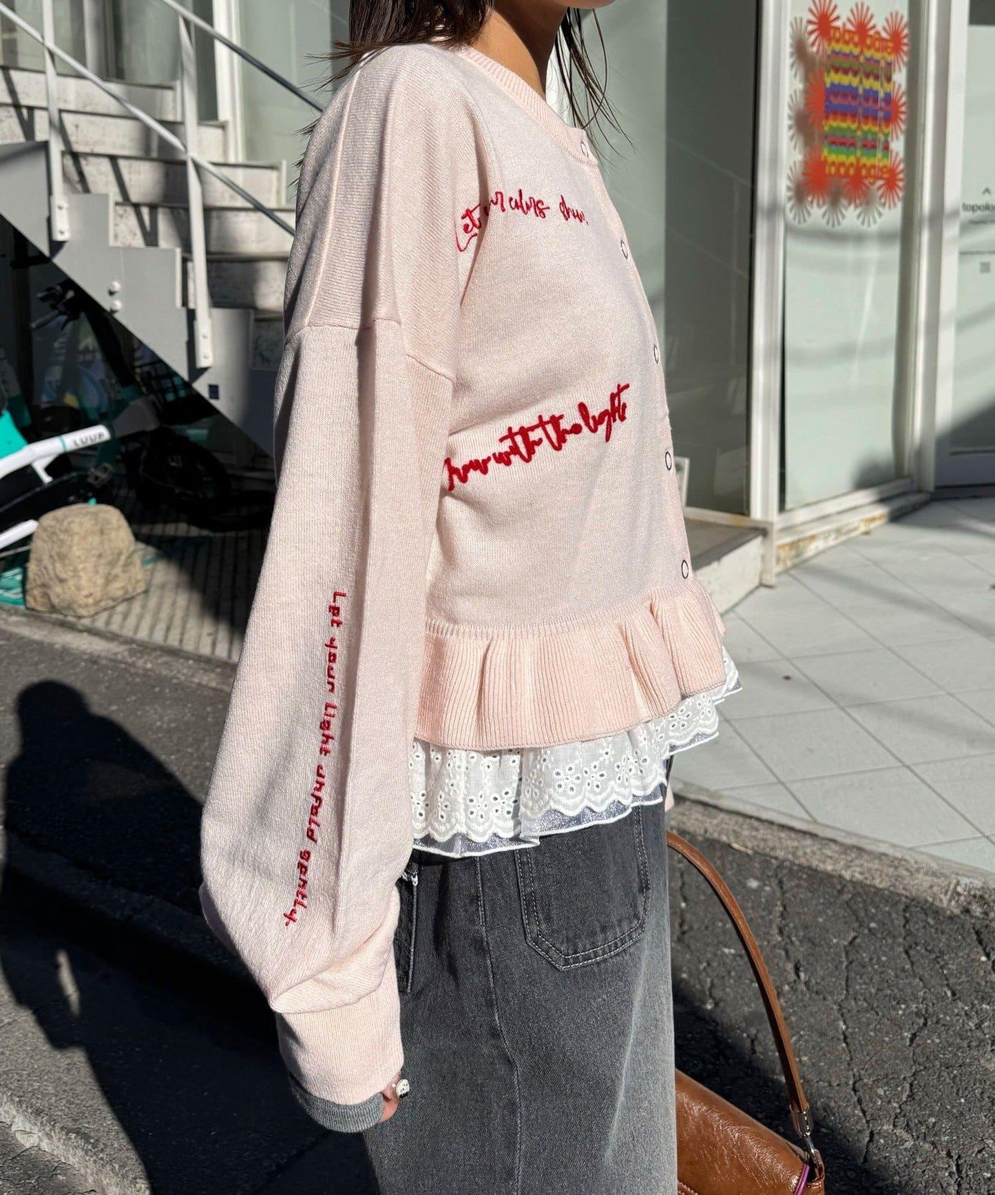 メッセージ刺繡ロゴフリルニットカーディガン