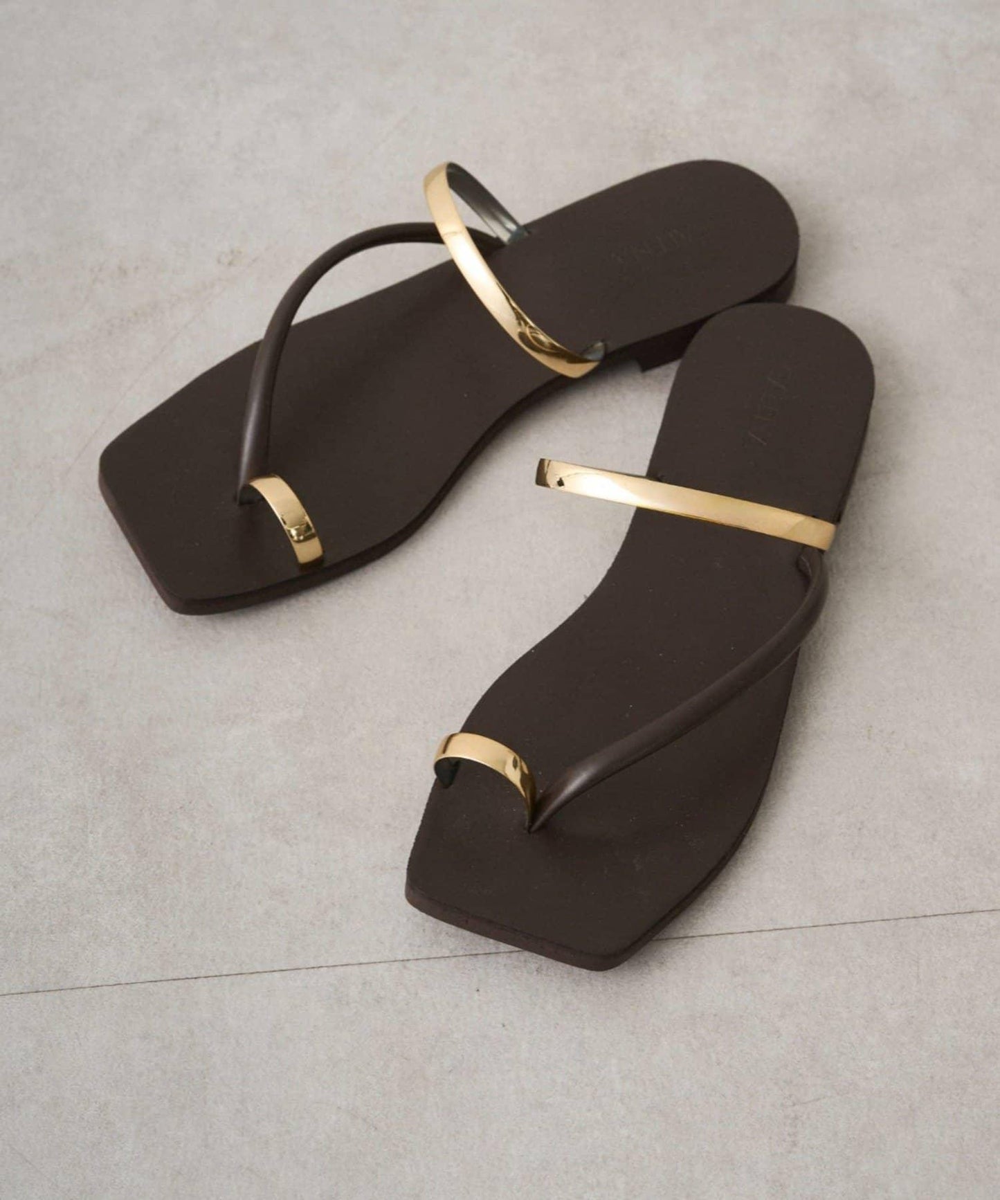 GALENA 金屬線條平底涼鞋