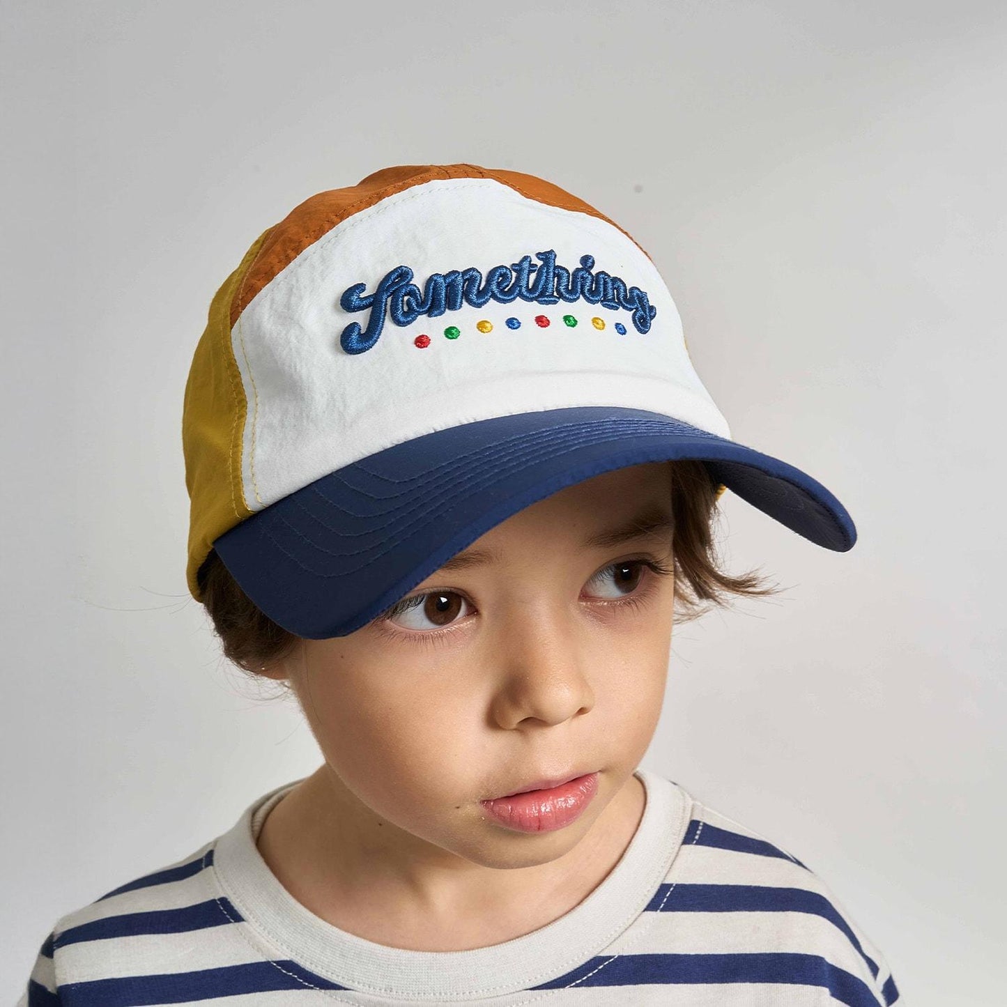 ロゴ刺しゅうキャップ