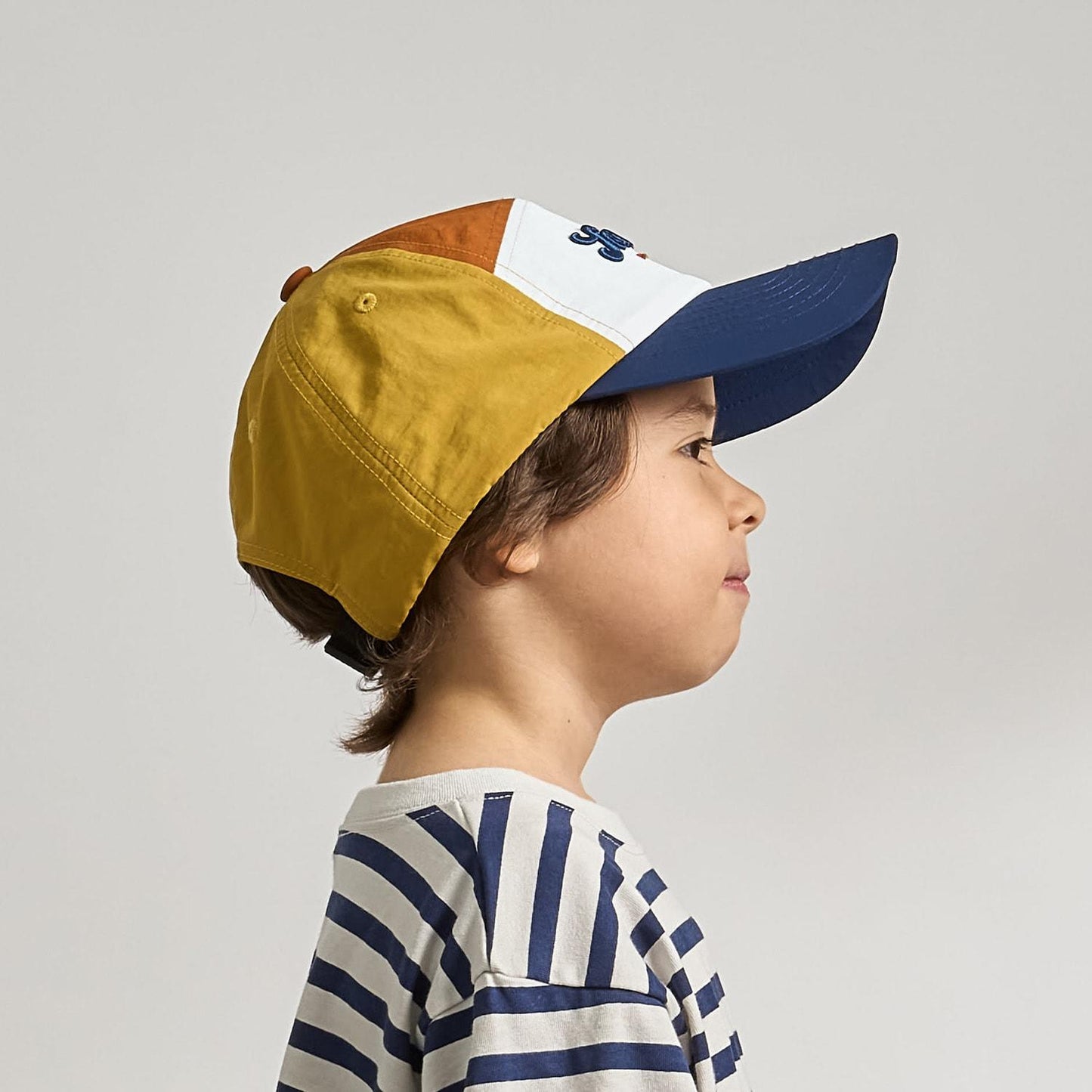 ロゴ刺しゅうキャップ