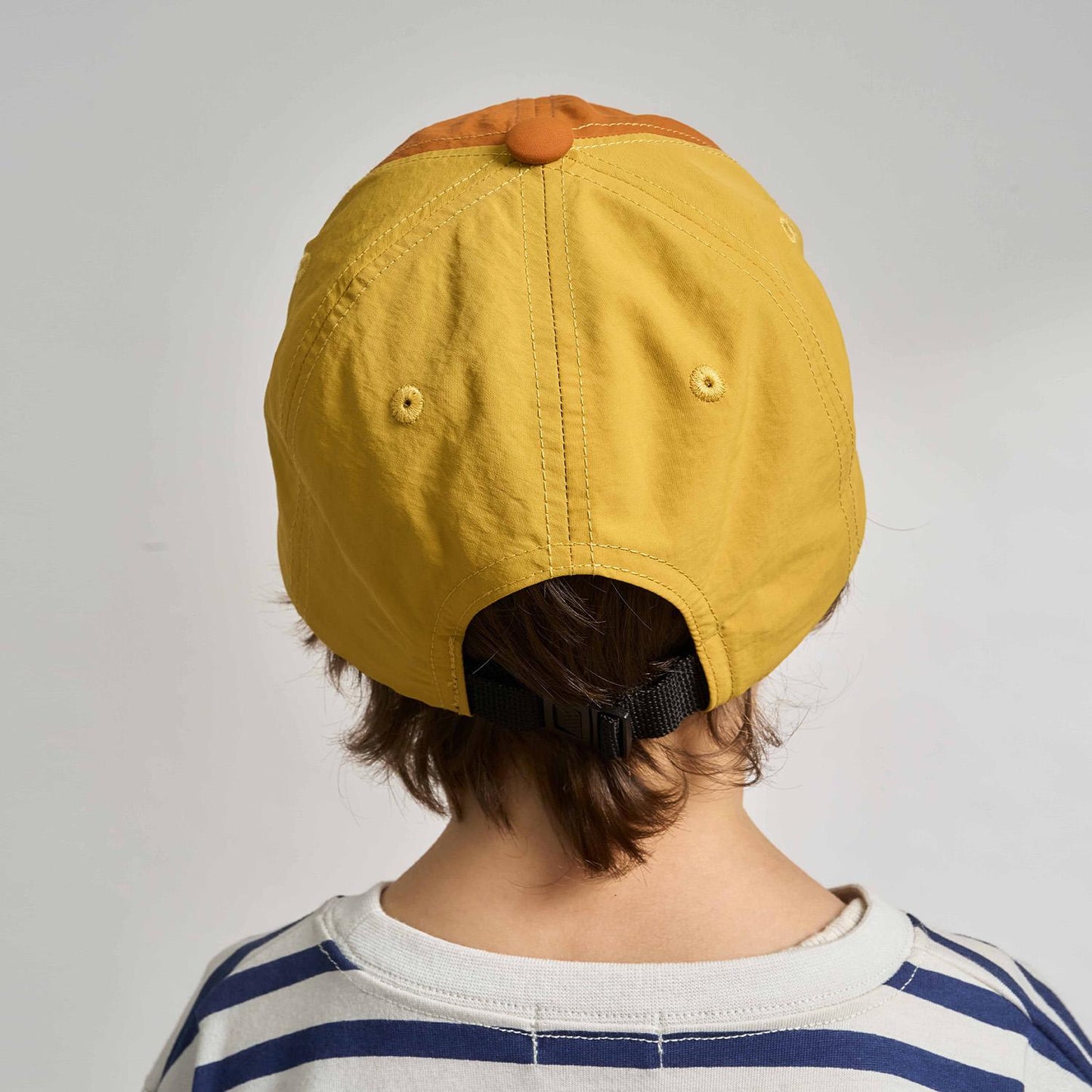 ロゴ刺しゅうキャップ