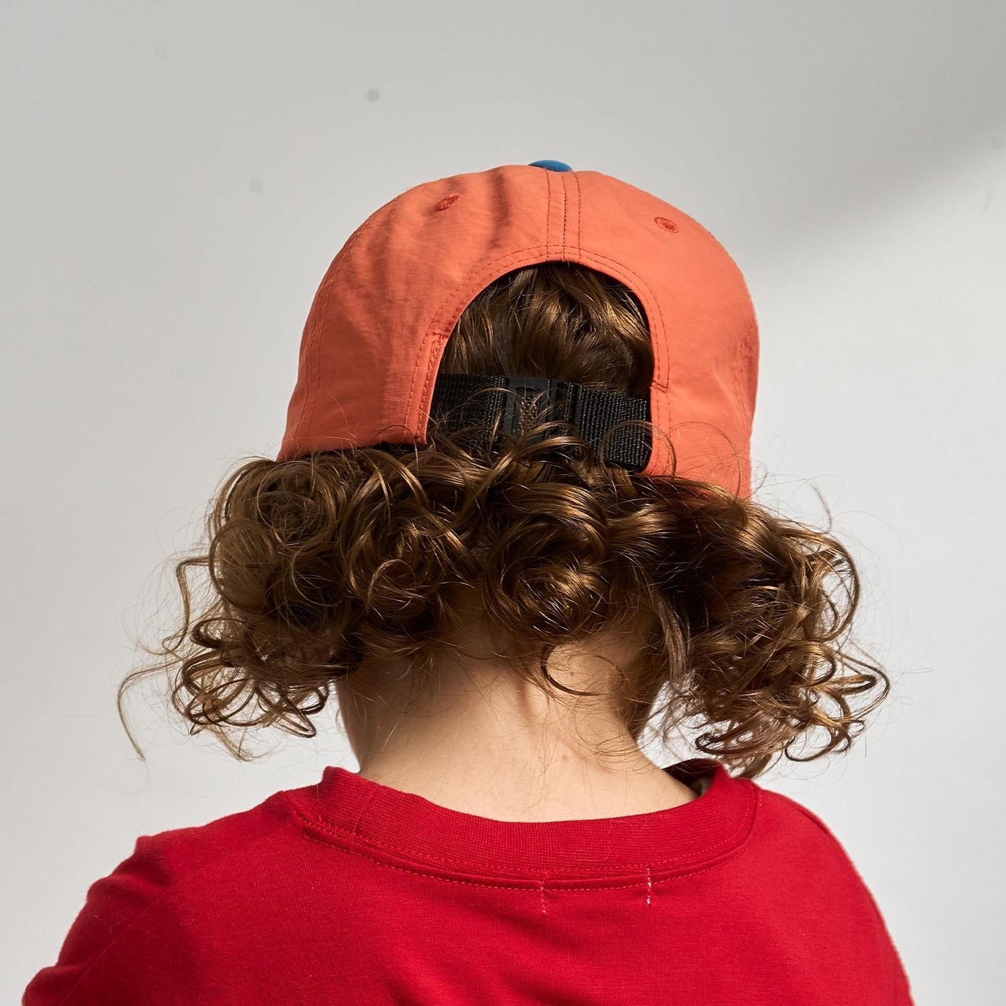 ロゴ刺しゅうキャップ