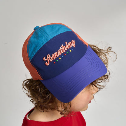 ロゴ刺しゅうキャップ