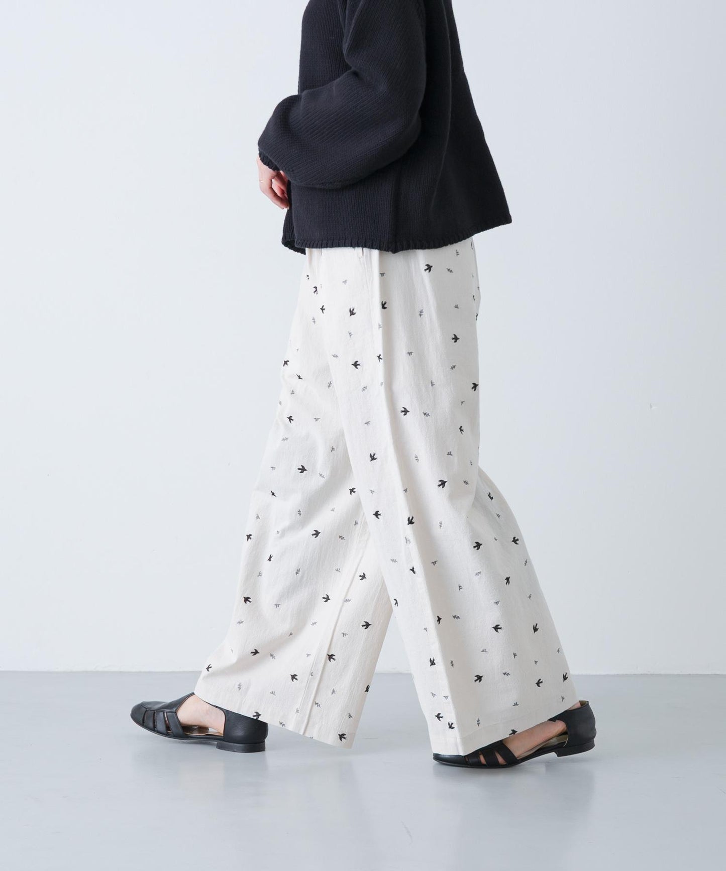 燕子刺繡休閒褲